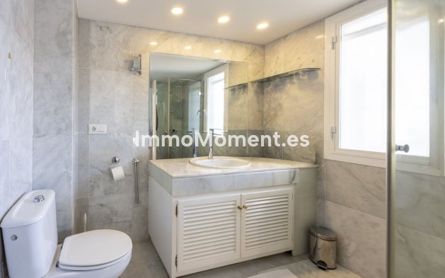 Resale - Apartment - Estepona - Atalaya