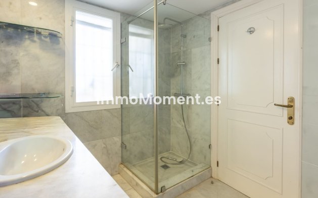 Resale - Apartment - Estepona - Atalaya