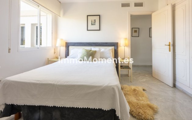 Resale - Apartment - Estepona - Atalaya