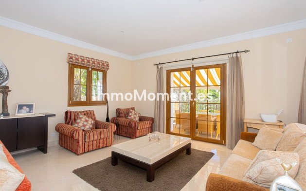 Resale - Villa - El Paraiso - New Golden Mile