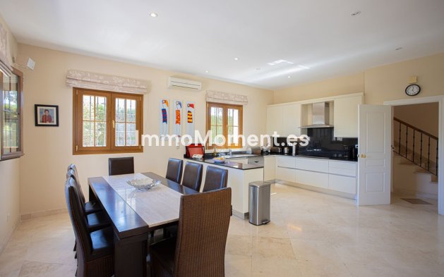 Resale - Villa - El Paraiso - New Golden Mile