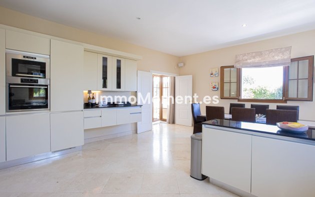 Resale - Villa - El Paraiso - New Golden Mile