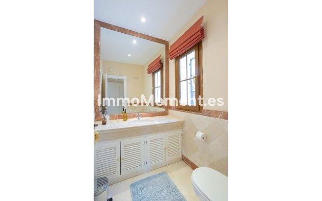 Resale - Villa - El Paraiso - New Golden Mile