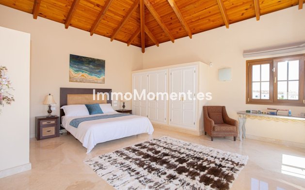 Resale - Villa - El Paraiso - New Golden Mile