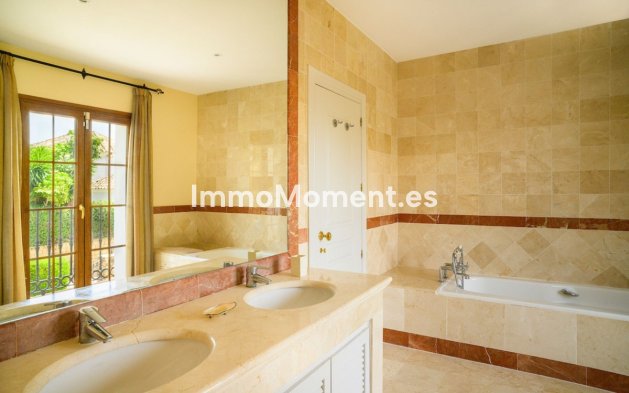 Resale - Villa - El Paraiso - New Golden Mile