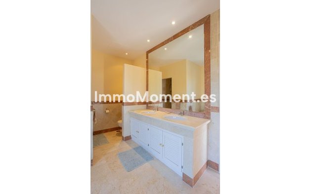 Resale - Villa - El Paraiso - New Golden Mile