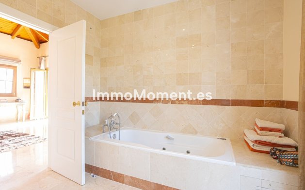 Resale - Villa - El Paraiso - New Golden Mile