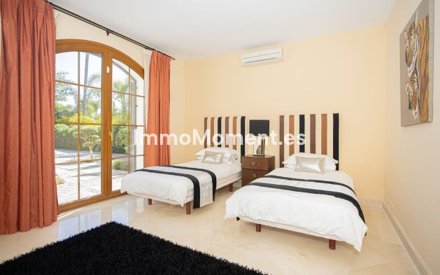 Resale - Villa - El Paraiso - New Golden Mile