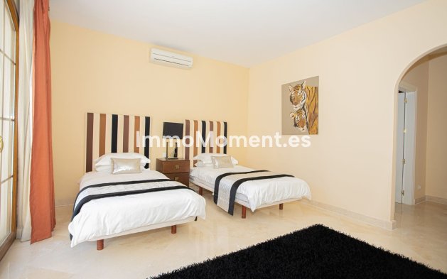 Resale - Villa - El Paraiso - New Golden Mile
