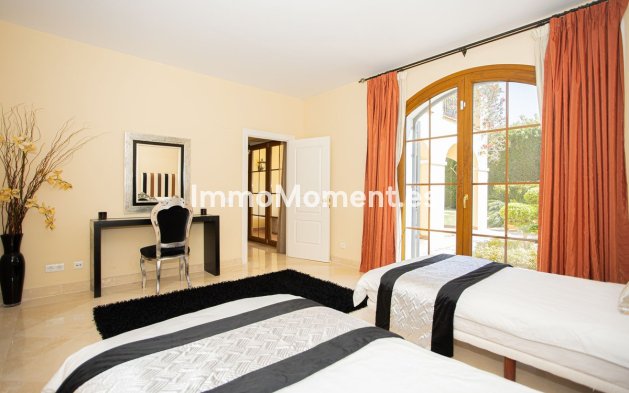 Resale - Villa - El Paraiso - New Golden Mile