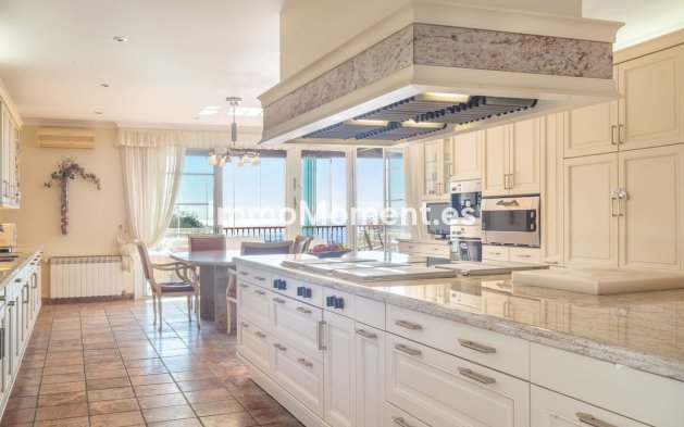 Revente - Villa - Marbella - Altos de los Monteros