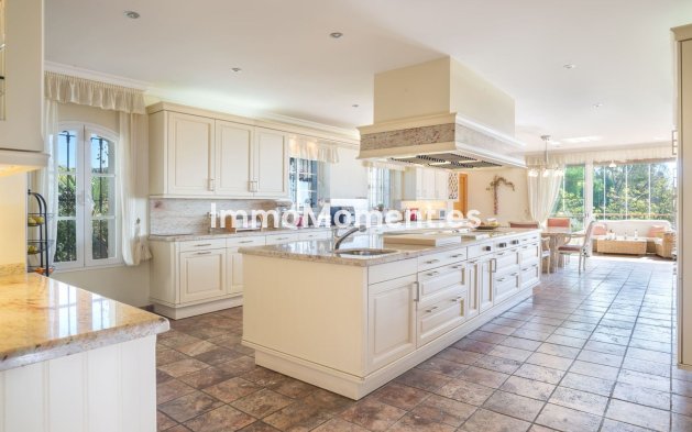 Revente - Villa - Marbella - Altos de los Monteros