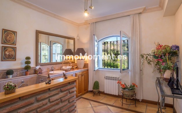 Revente - Villa - Marbella - Altos de los Monteros
