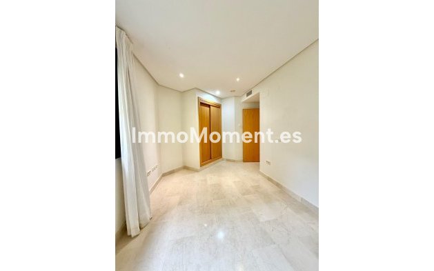 Resale - Apartment - Marbella - Puerto Banús