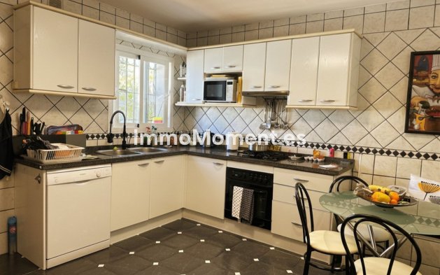 Resale - Villa - Estepona - Estepona Centro