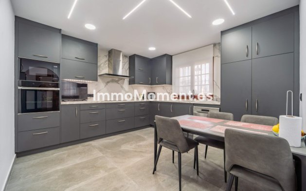 Resale - Villa - Estepona - Estepona Centro