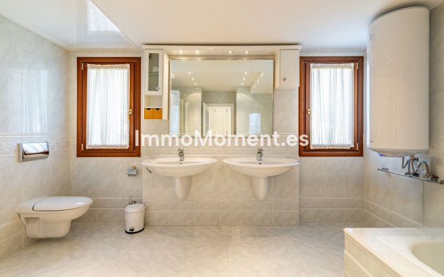 Resale - Villa - Estepona - Cancelada