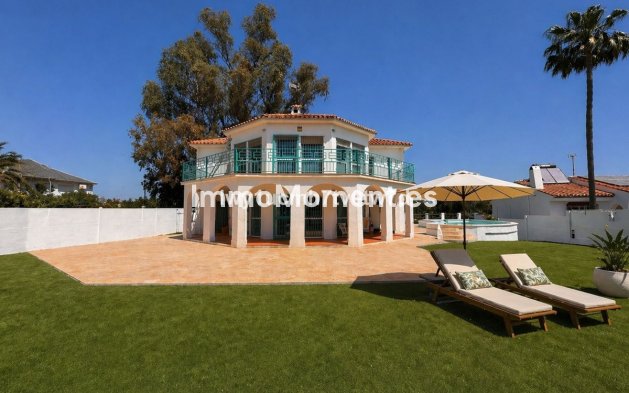 Resale - Villa - Inland  - Churriana