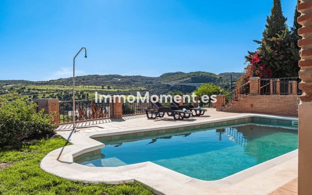 Resale - Villa - Estepona - Estepona Centro