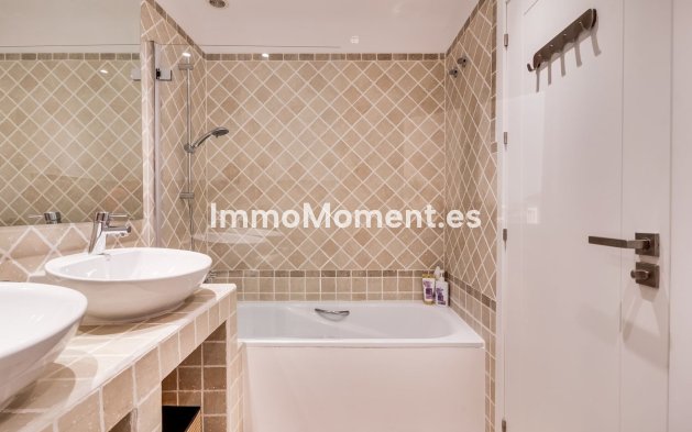 Resale - Apartment - Estepona - Selwo