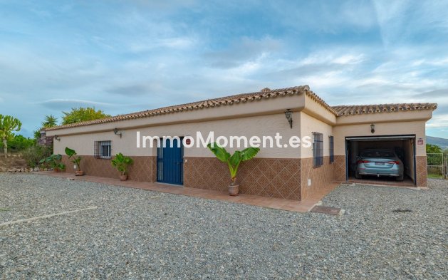 Resale - Villa - Inland  - Alhaurín el Grande Centro
