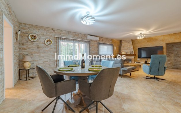 Resale - Villa - Inland  - Alhaurín el Grande Centro