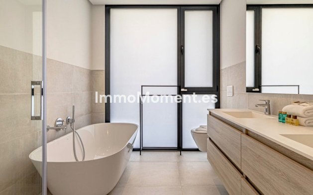 Resale - Villa - El Paraiso - New Golden Mile