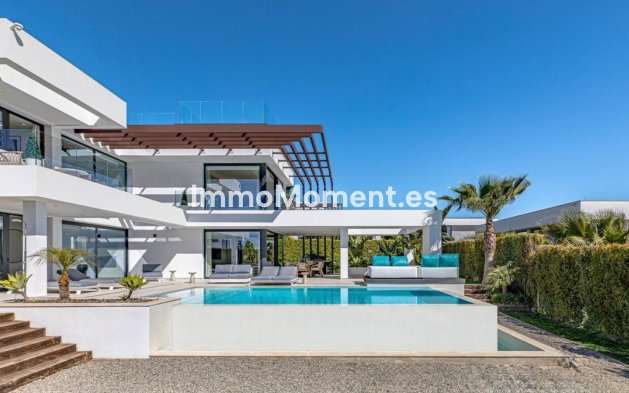 Resale - Villa - El Paraiso - New Golden Mile