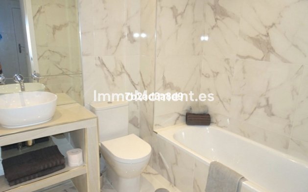 Resale - Apartment - Marbella - Nueva Andalucía