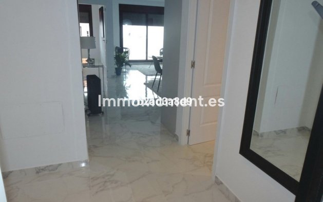 Resale - Apartment - Marbella - Nueva Andalucía