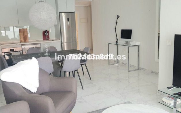 Resale - Apartment - Marbella - Nueva Andalucía