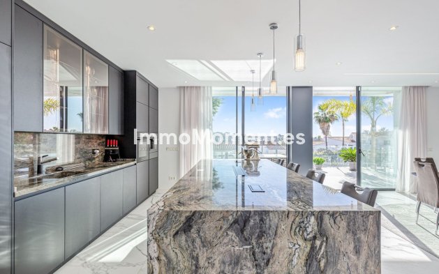 Resale - Villa - El Paraiso - New Golden Mile