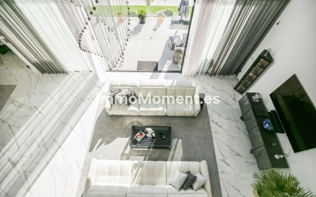 Resale - Villa - El Paraiso - New Golden Mile