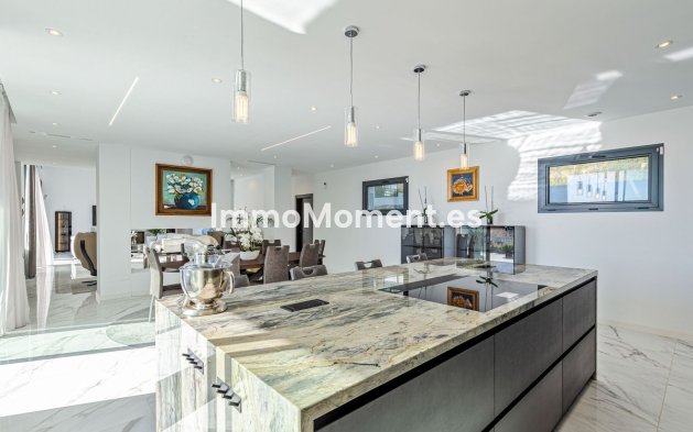 Resale - Villa - El Paraiso - New Golden Mile
