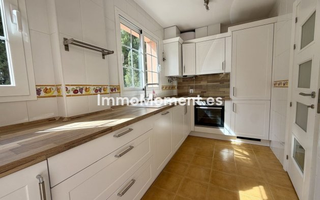Resale - Apartment - Marbella - Nueva Andalucía