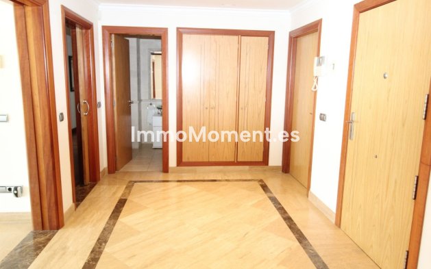 Resale - Apartment - Marbella - Puerto Banús