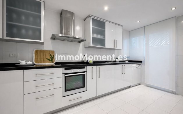 Resale - Apartment - Marbella - Puerto Banús