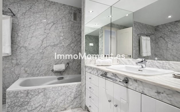 Resale - Apartment - Marbella - Puerto Banús