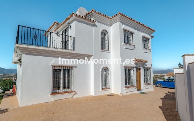 Wiederverkauf - Freistehende Villa -   Inländisch - Alhaurín el Grande Centro