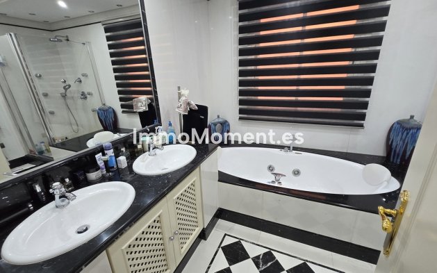 Resale - Apartment - Marbella - Puerto Banús