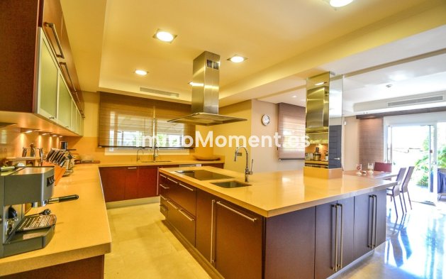 Resale - Detached villa - Marbella - Altos de los Monteros