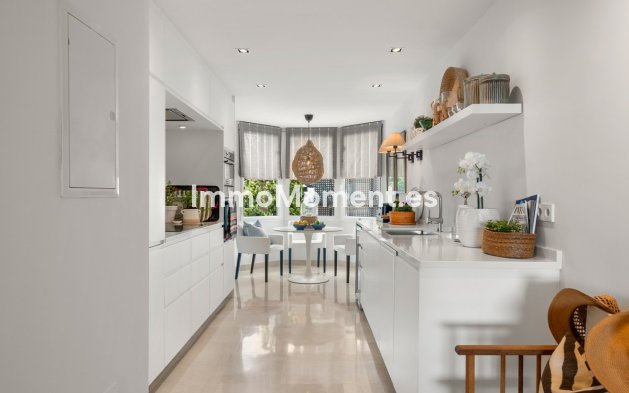 Resale - Apartment - Marbella - Nueva Andalucía