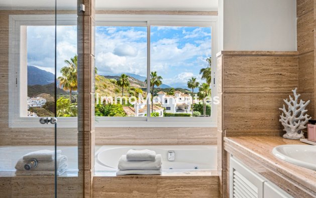Resale - Apartment - Marbella - Nueva Andalucía