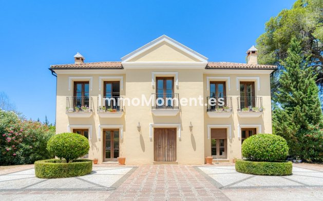 Wiederverkauf - Freistehende Villa -   Inländisch - Alhaurín el Grande Centro