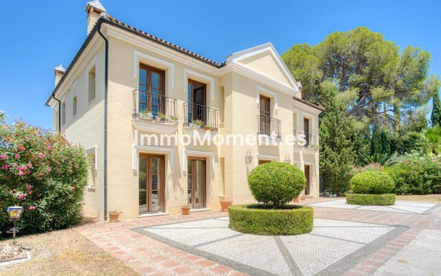 Wiederverkauf - Freistehende Villa -   Inländisch - Alhaurín el Grande Centro
