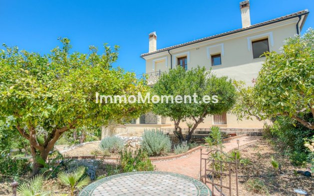 Wiederverkauf - Freistehende Villa -   Inländisch - Alhaurín el Grande Centro