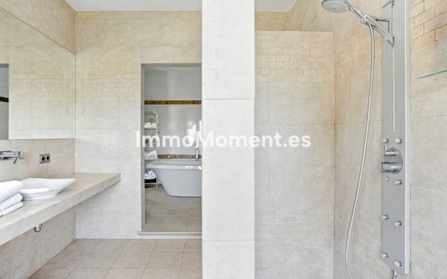 Wiederverkauf - Freistehende Villa -   Inländisch - Alhaurín el Grande Centro