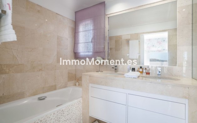 Resale - Apartment - Marbella - Nueva Andalucía