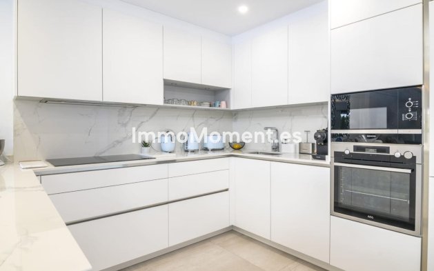 Resale - Apartment - Marbella - Puerto Banús