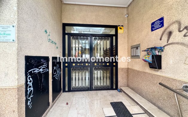 Resale - Apartment - Torrevieja - Torrevieja Centro